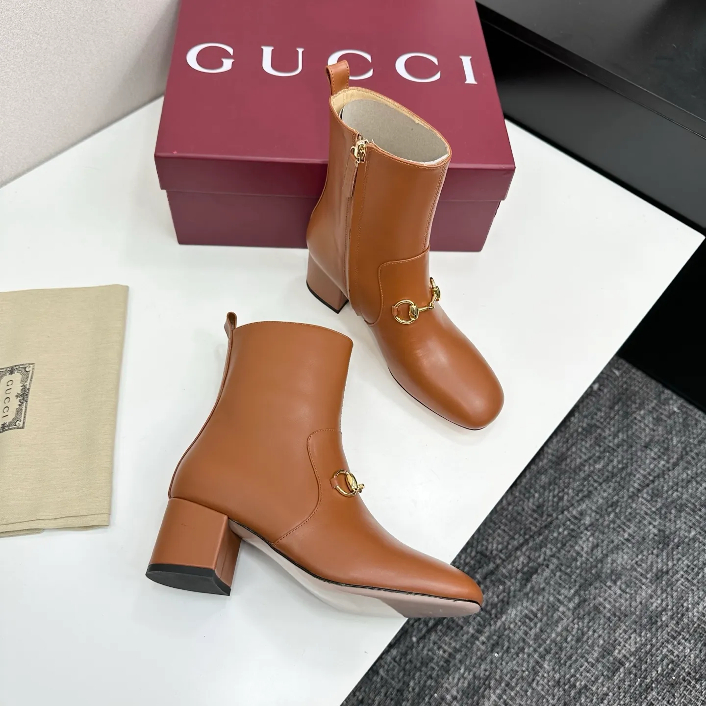 👟👟Ex-factory price 740👟👟 Gucci Gucci 2025G new autumn and winter classic horsebit thick heel short boots. The main series is finally available, and the products are worth looking forward to! Original classics create new designs ✨ Purchasing agent level! Full of high-end feel! A favorite among bloggers at home and abroad, it is retro and fashionable, easy to wear and looks great on your feet! Mainly recommended by the official website, new colors are constantly updated 🆕 ▪️Upper: original calfskin/cloth ▪️Inner lining: imported sheepskin ▪️Outsole: Italian leather outsole ▪️Heel height: 3.5cm ▪️Shoe size: 35-39 (40.41.42 can be customized)
